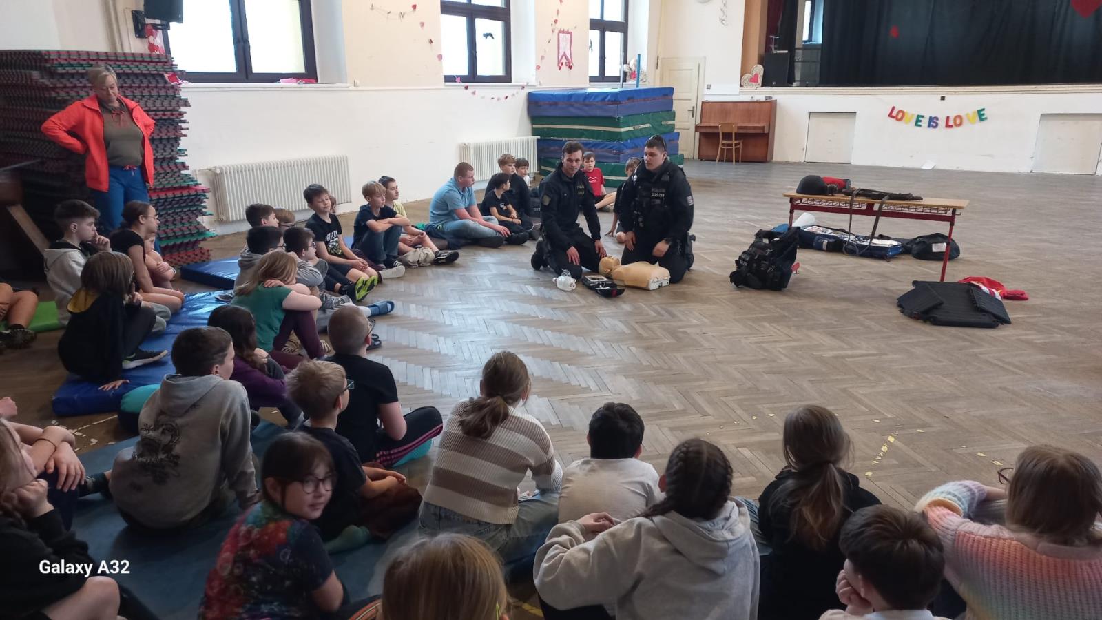 9 ZŠ Mšeno - práce policisty (6).jpg