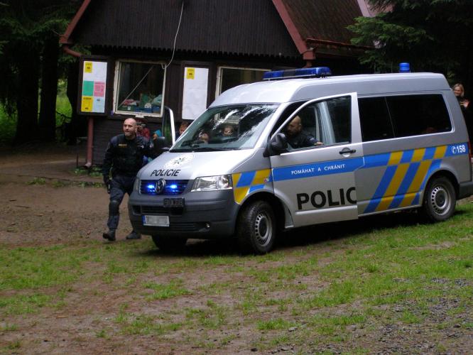 A) příjezd zasahujících policistů