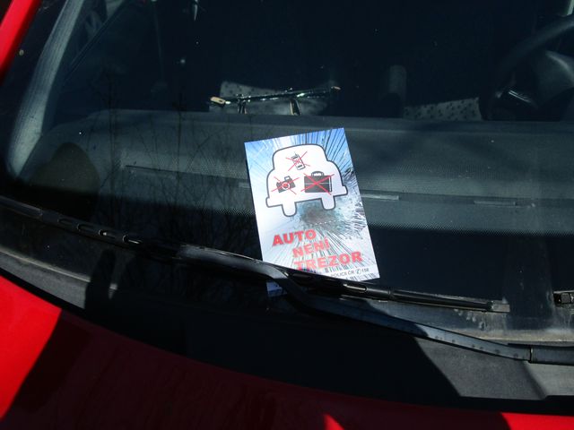AUTO NENÍ TREZOR