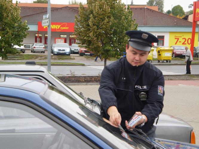Auto není trezor - policista obchodní dům Slaný