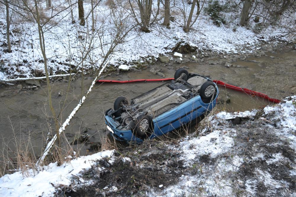 Auto v potoce (2)