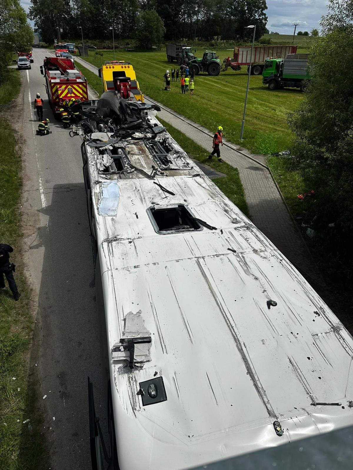 Autobus zůstal po vyproštění viditelně poškozen.