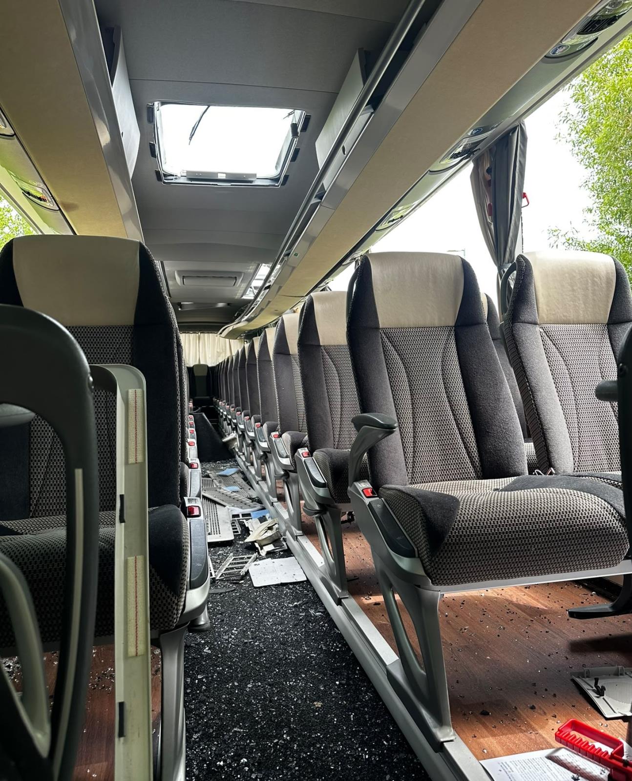Autobus zůstal po vyproštění viditelně poškozen.