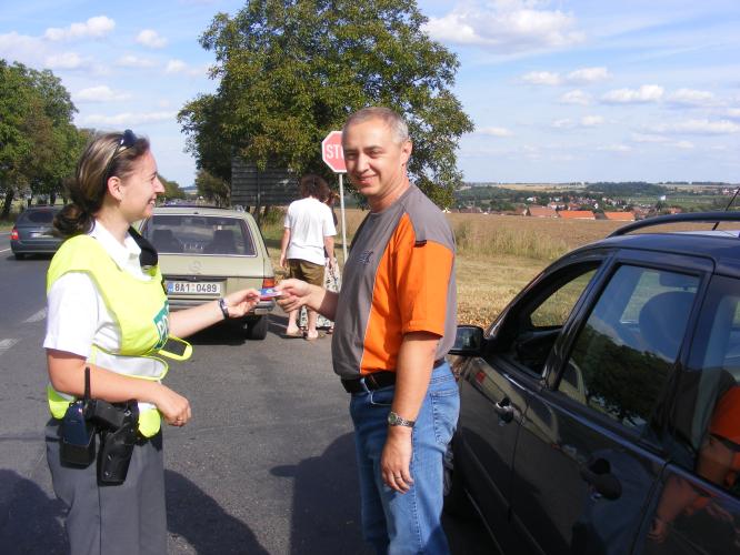 Bezpečný návrat - předání aromavisačky řidiči 077.jpg