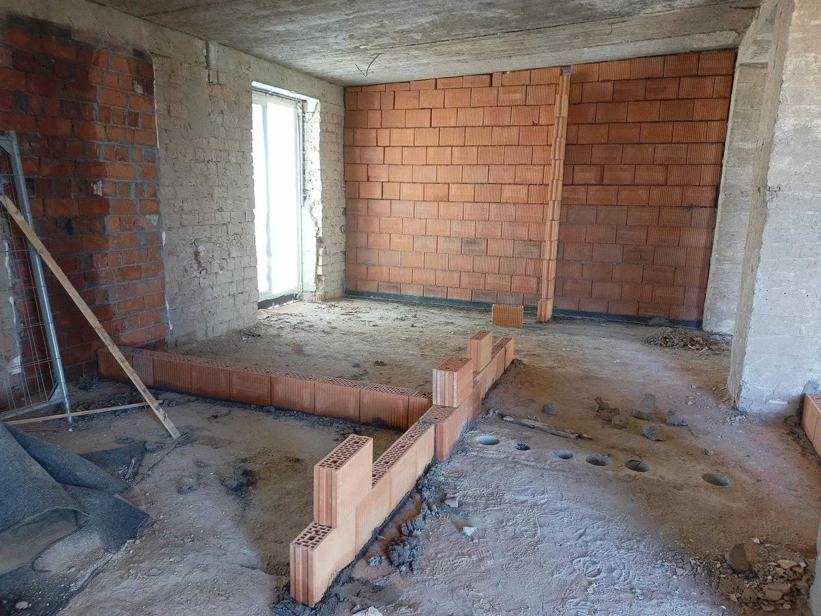 Březen 2022