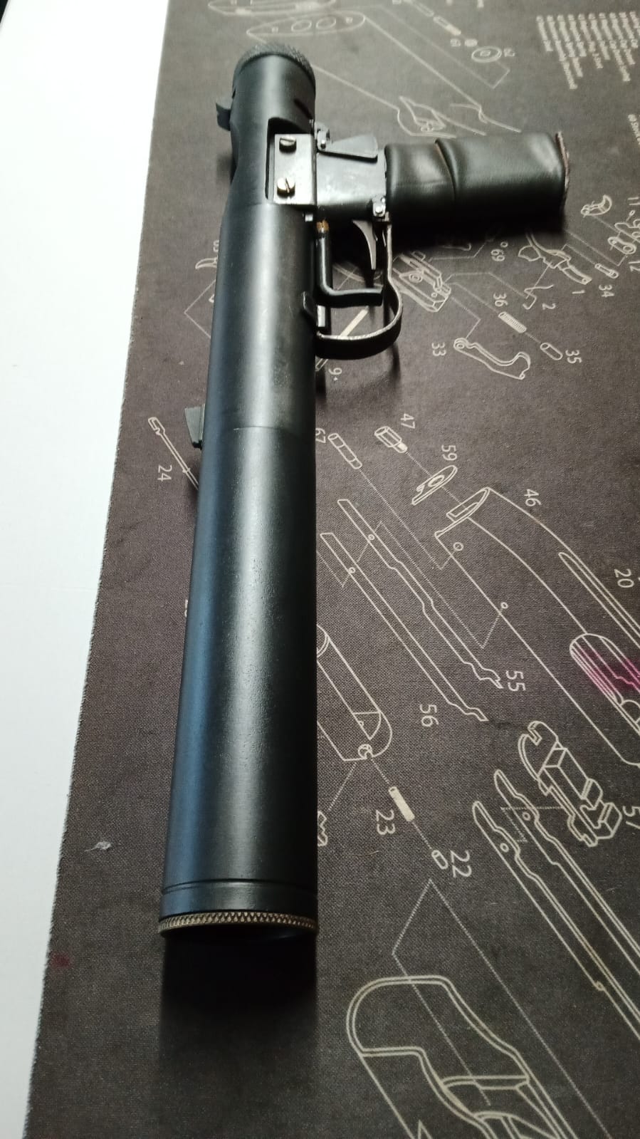 Britská pistole s integrovaným tlumičem hluku výstřelu Welrod mark1.jpg
