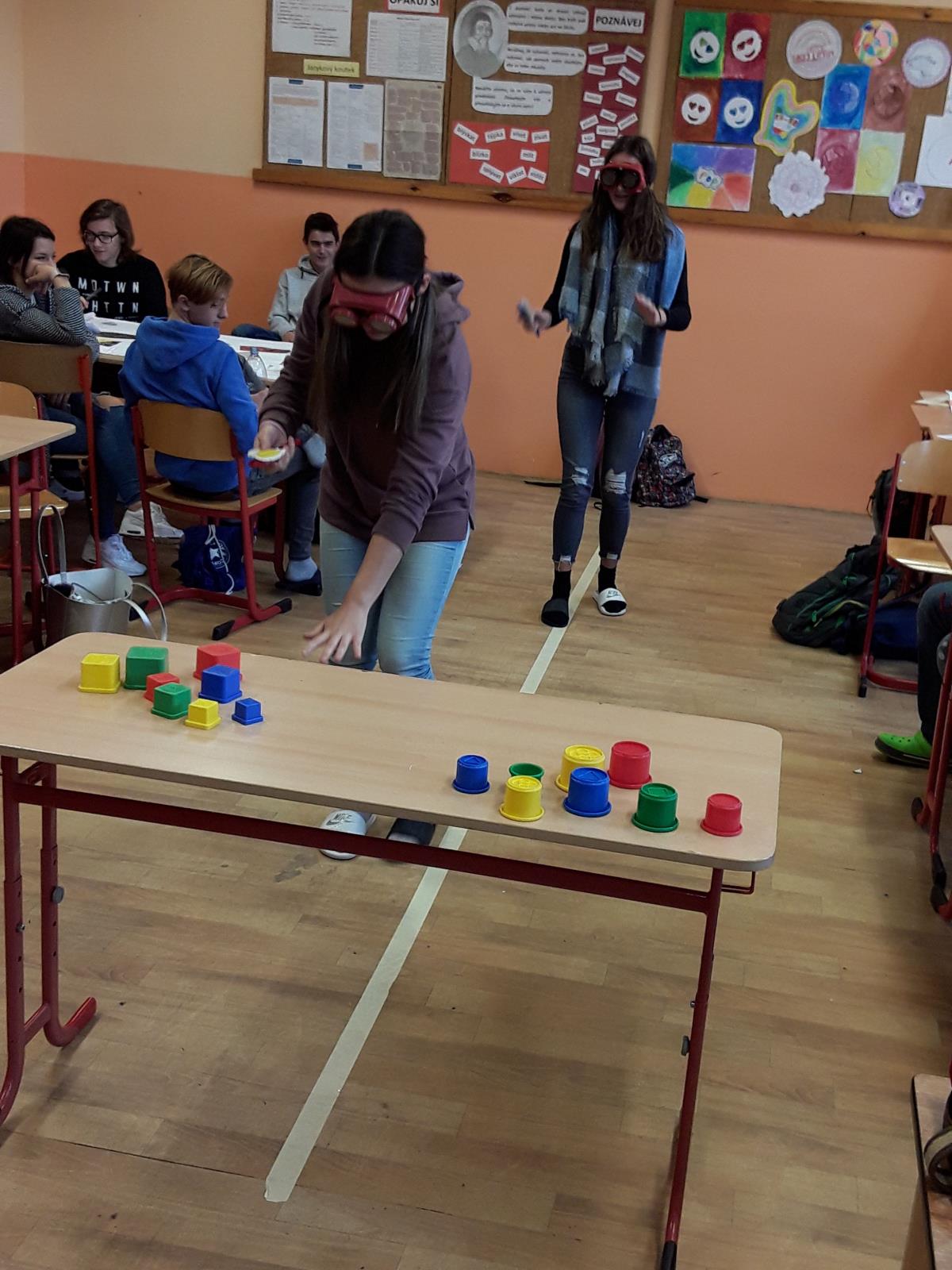 Brýle simulující účinky návykové látky