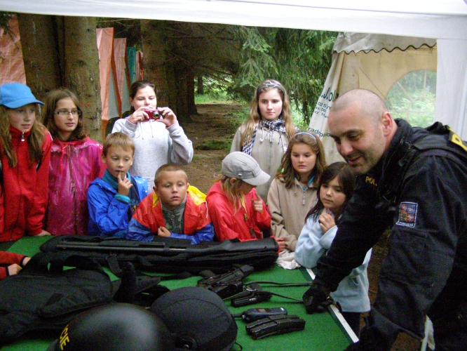 CH) děti zajímalo zejména vybavení policistů
