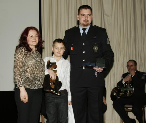 Chlapec a jeho zachránce.JPG