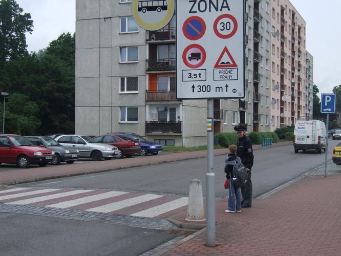 Chodci v Týništi nad Orlicí