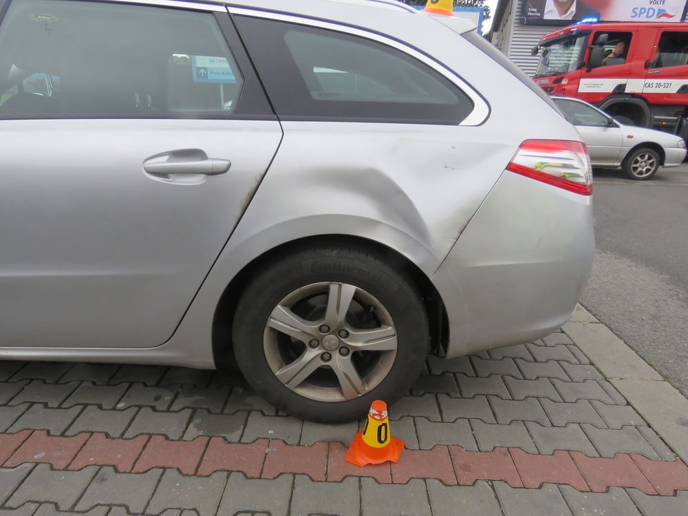 Chodec přimáčknut auty