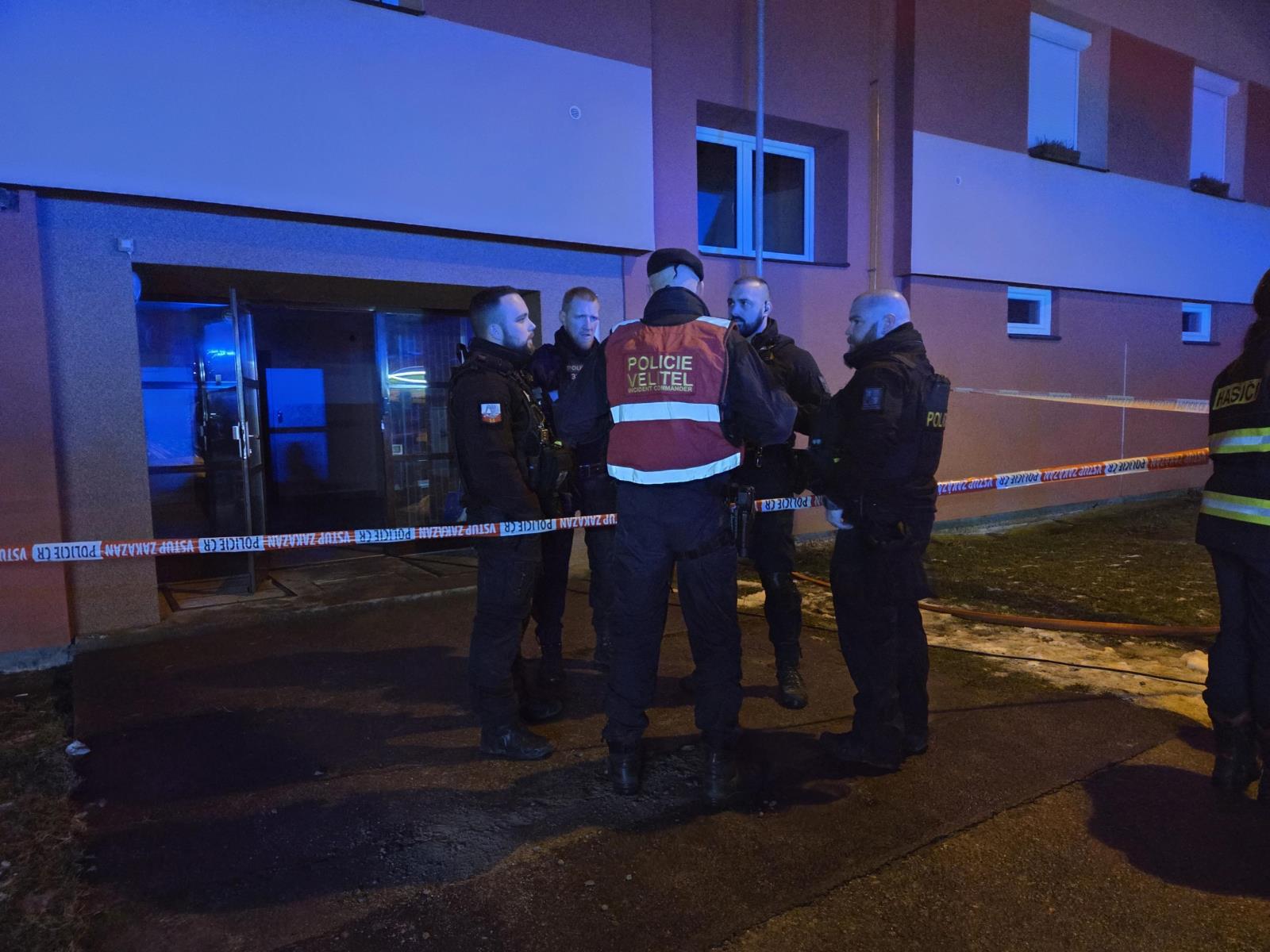 Činnost policistů na místě řídil velitel policie.