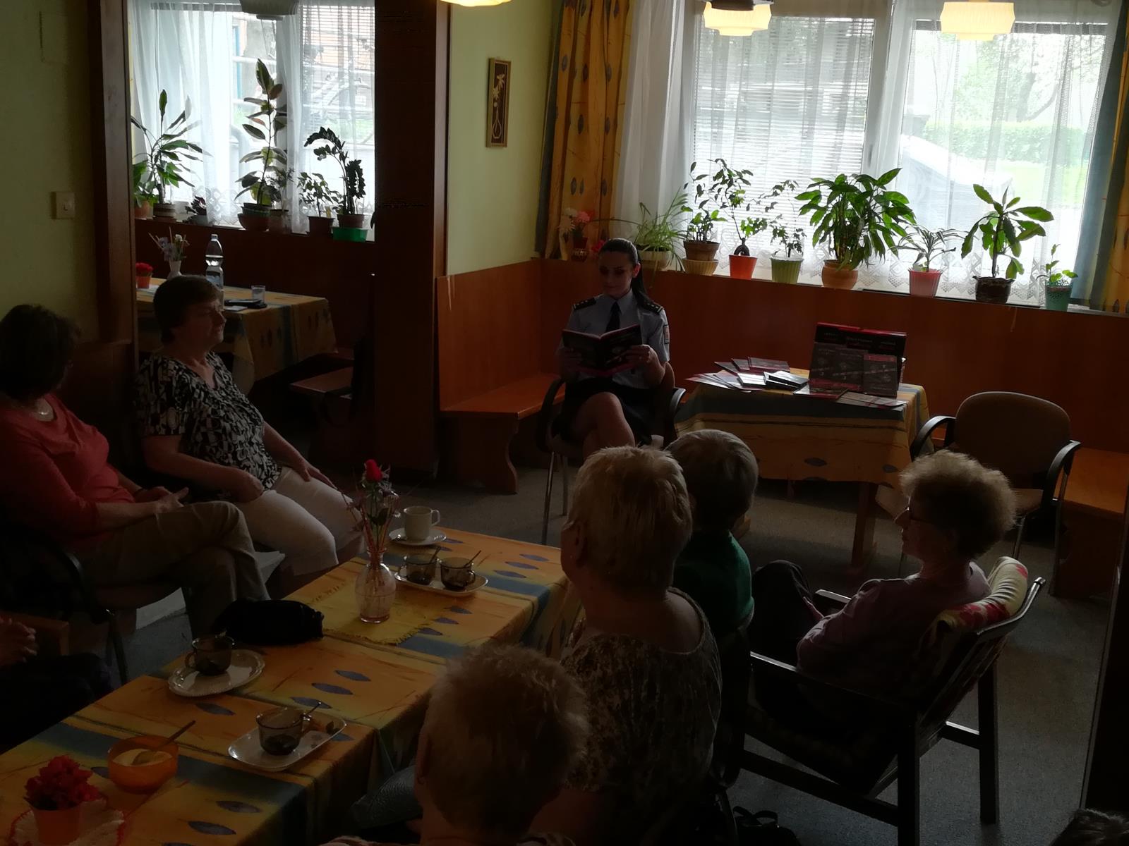 Ćtení z knihy 2.jpg