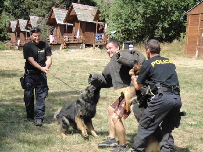 Čtyřnozí ochránci zákona zavítali na tábor pořádaný DDM Jirkov v Dolním Radíkově .JPG