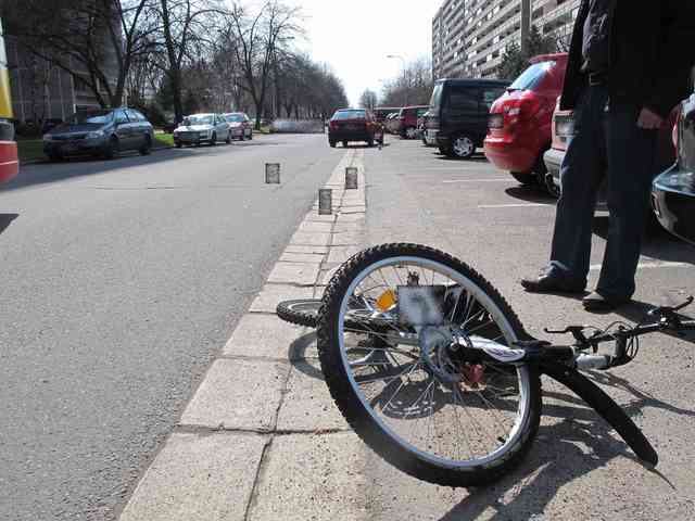 Cyklista narazil do auta v Hradci - foto č. 1