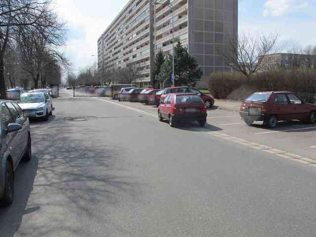 Cyklista narazil do auta v Hradci - foto č. 2