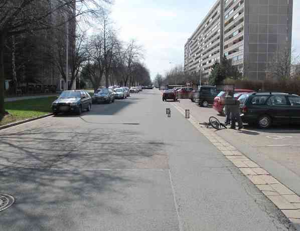Cyklista narazil do auta v Hradci - foto č. 3