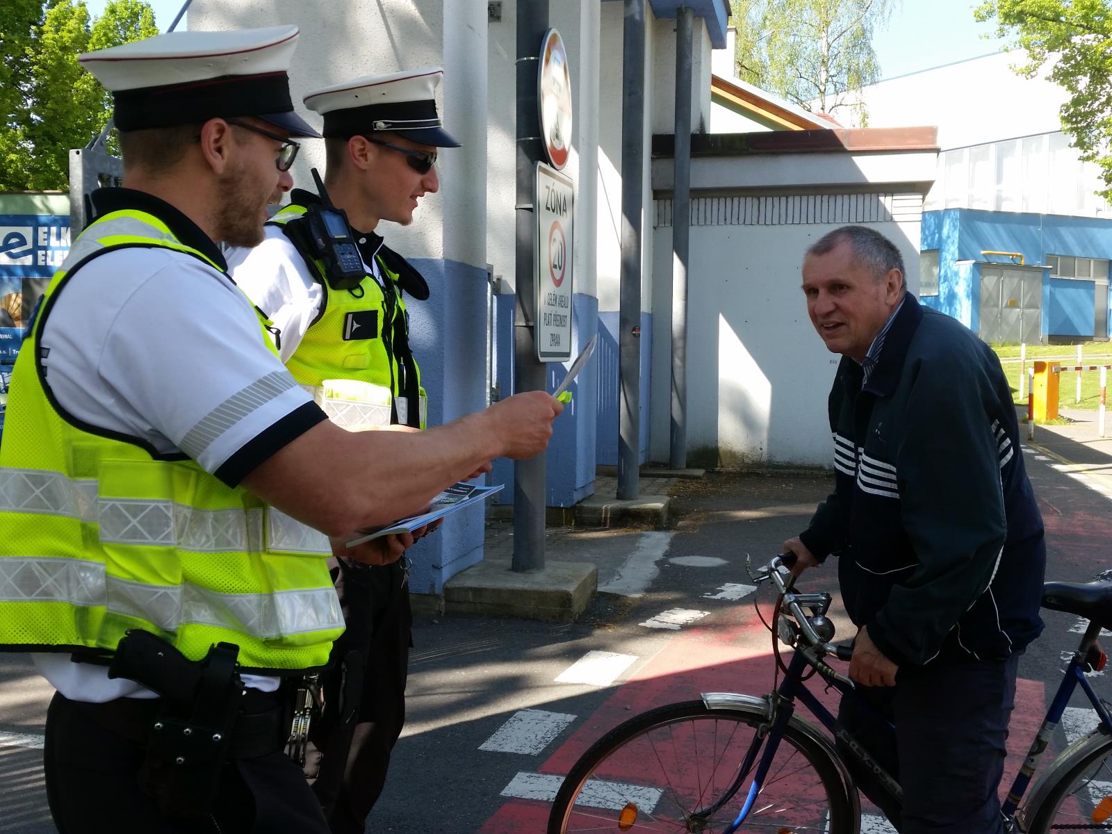 Cyklisté pod policejním dohledem