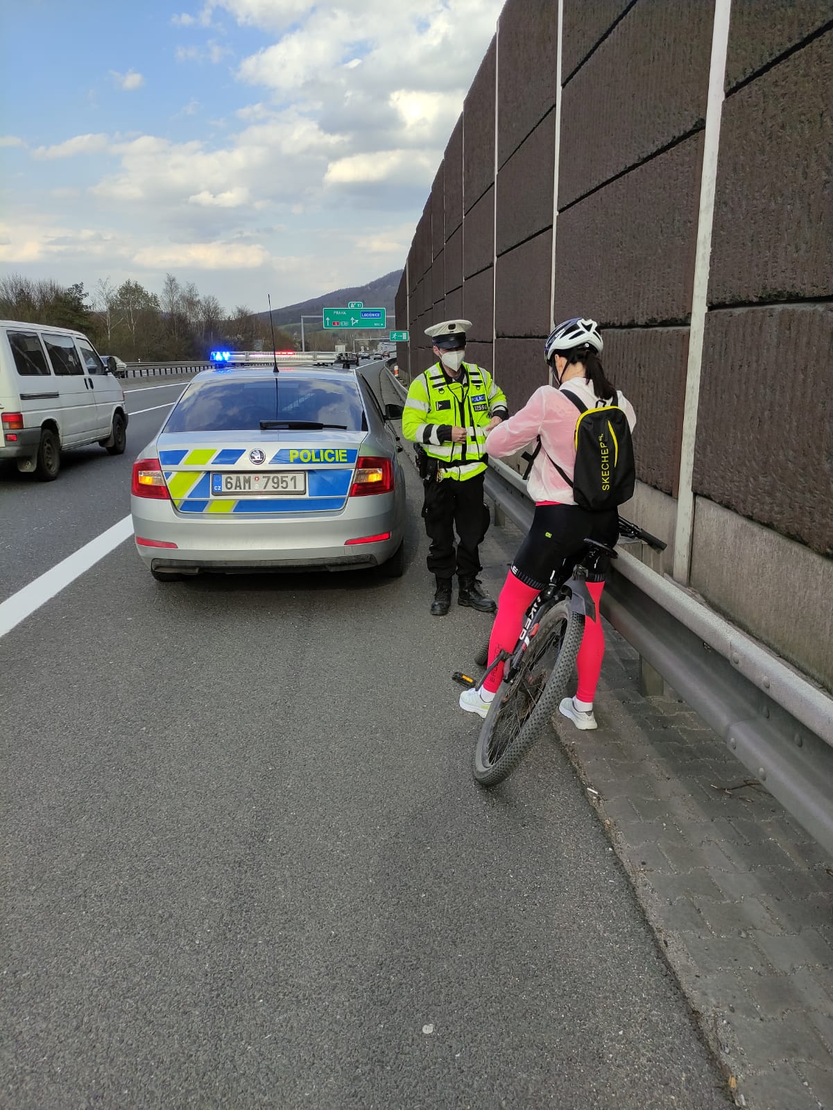 Cyklistka na dálnici D5