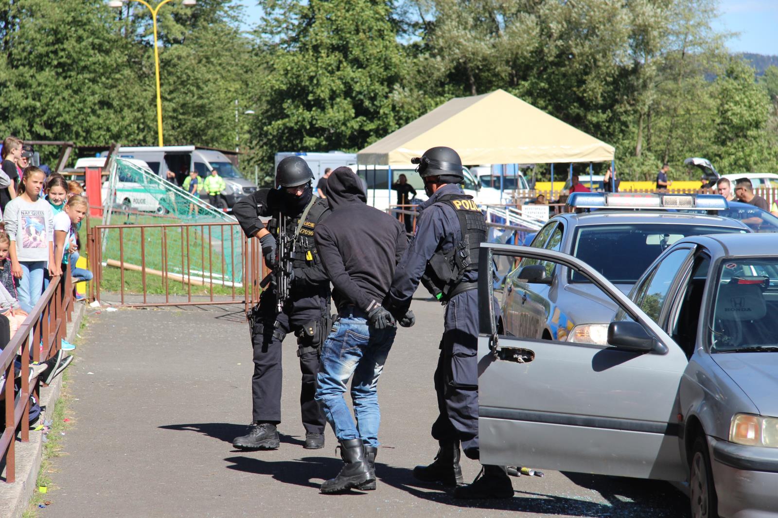 DEN S POLICIÍ 17