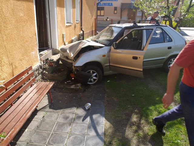 Plat i schody jsou zničené