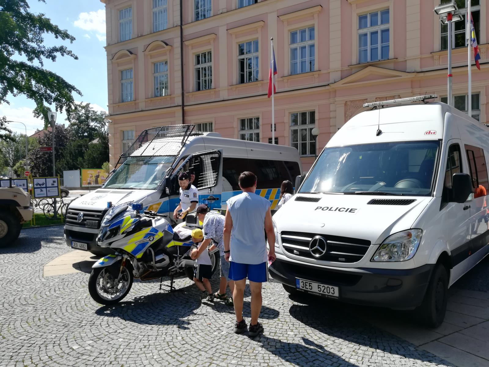 Den s ozbrojenými složkami