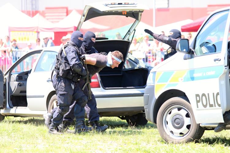 Den s policií 12