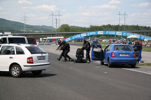Den s policií 24