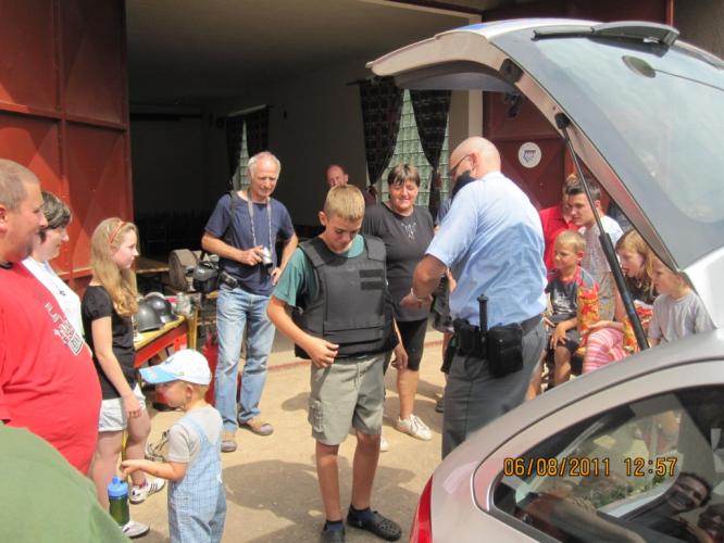 Den s policií Vinařice