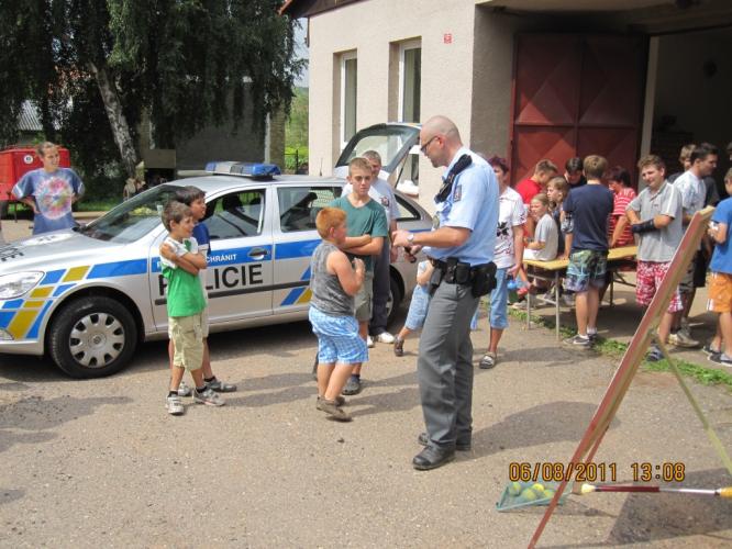 Den s policií Vinařice