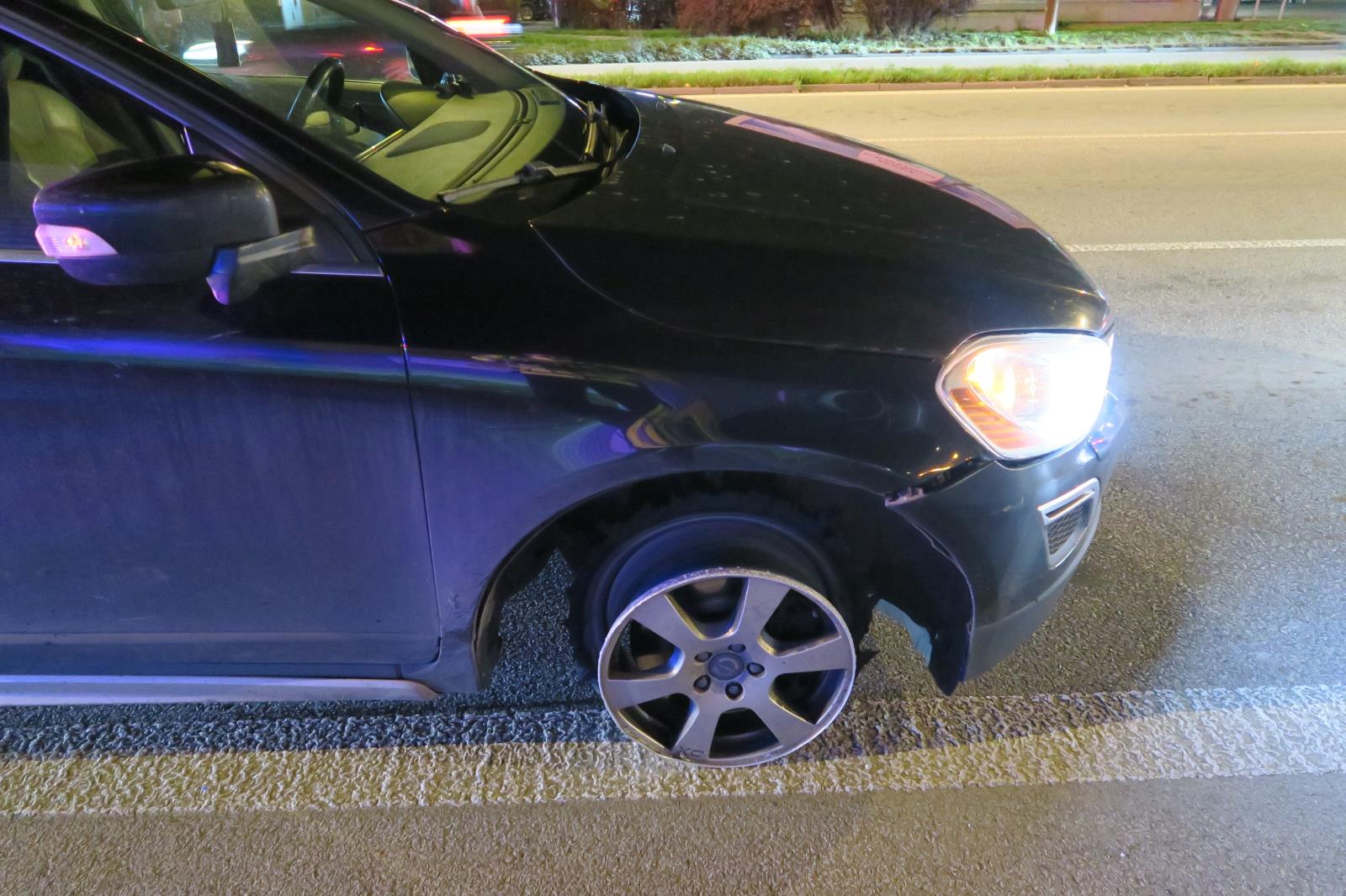 Detailní pohled na pravé přední kolo OA Volvo 1.jpg