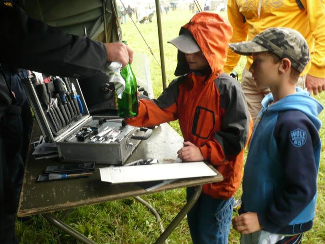 Děti a policejní výstroj