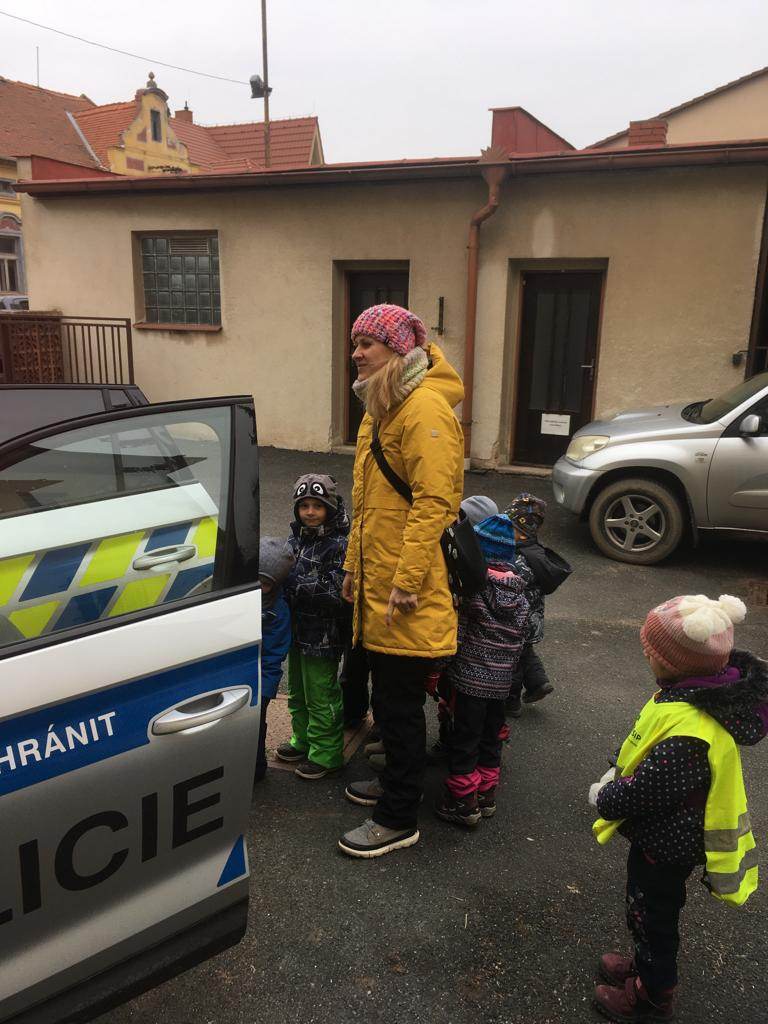 Děti navštívily policejní oddělení