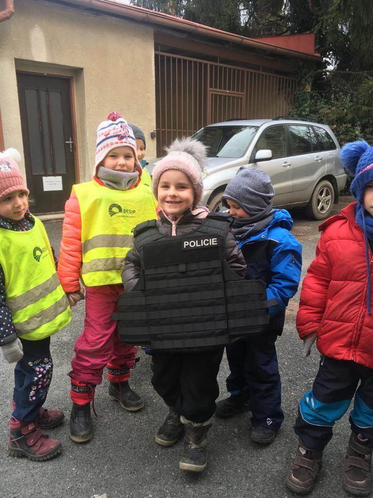 Děti navštívily policejní oddělení