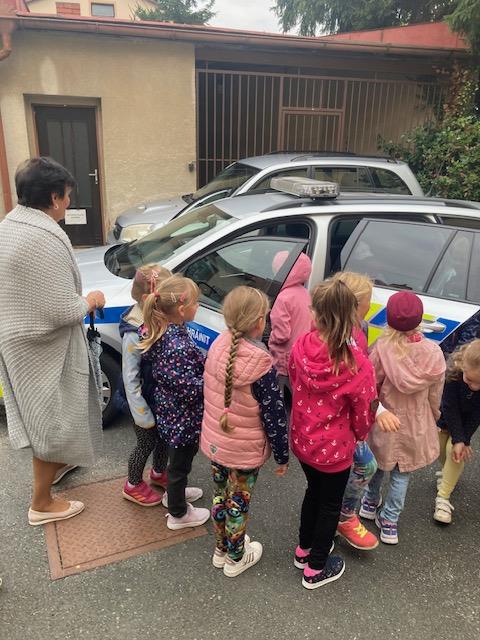 Děti navštívily policejní oddělení