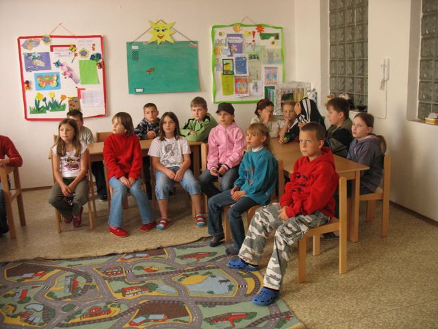 Děti pozorně naslouchají