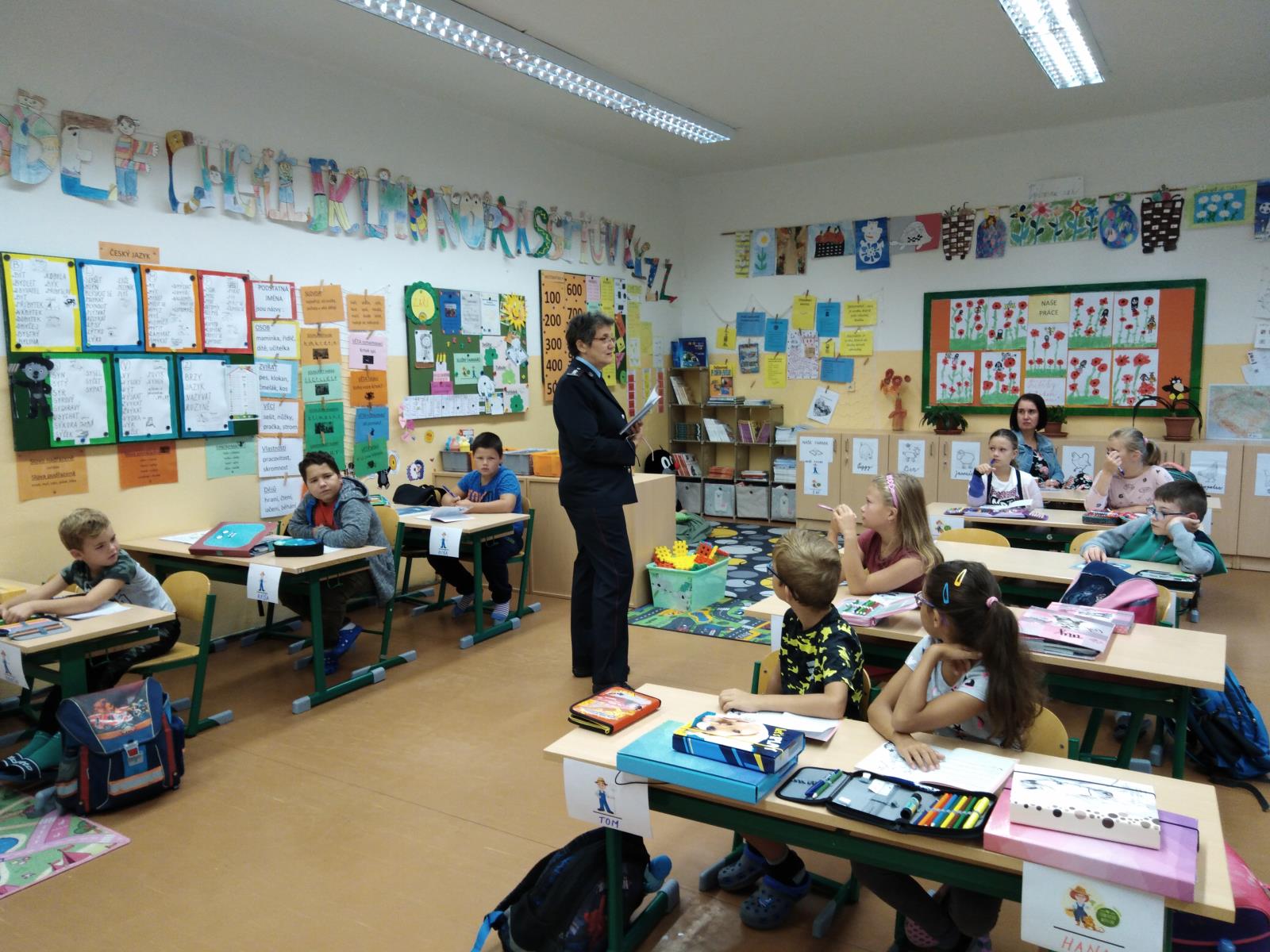 Děti třetí třídy s policistkou