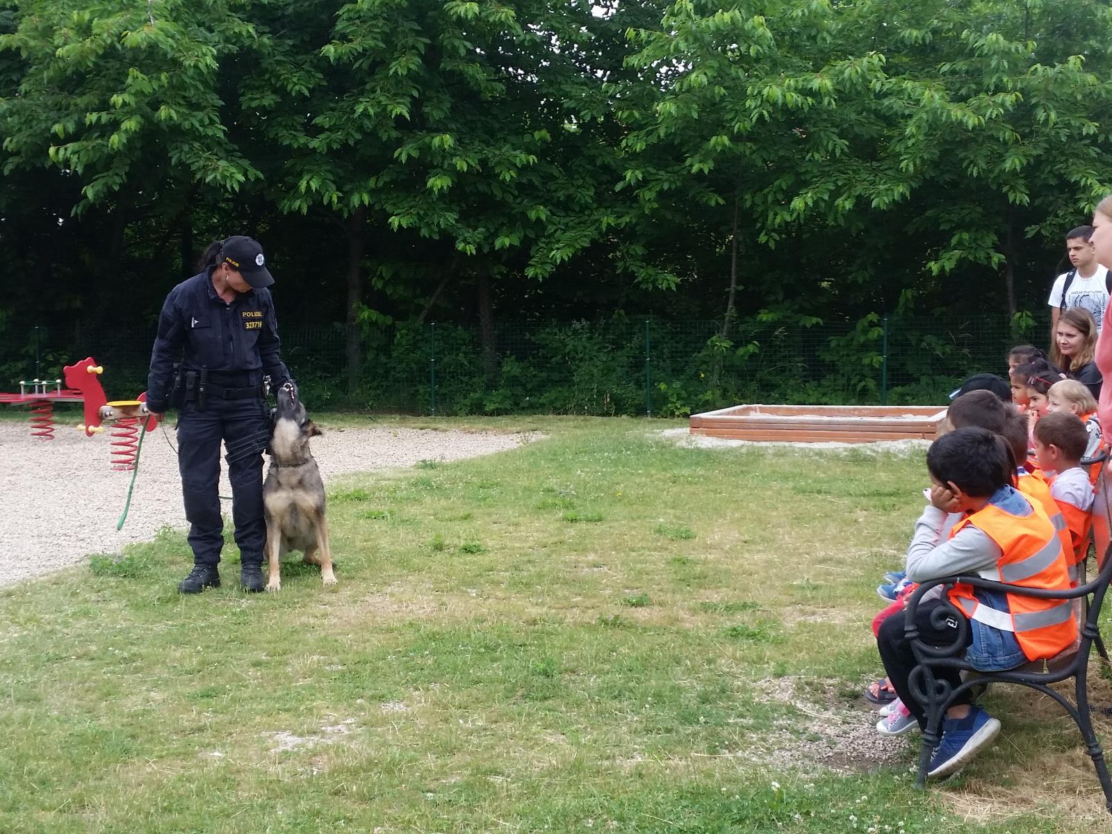 Děti z organizace Vějíř navštívily policisty