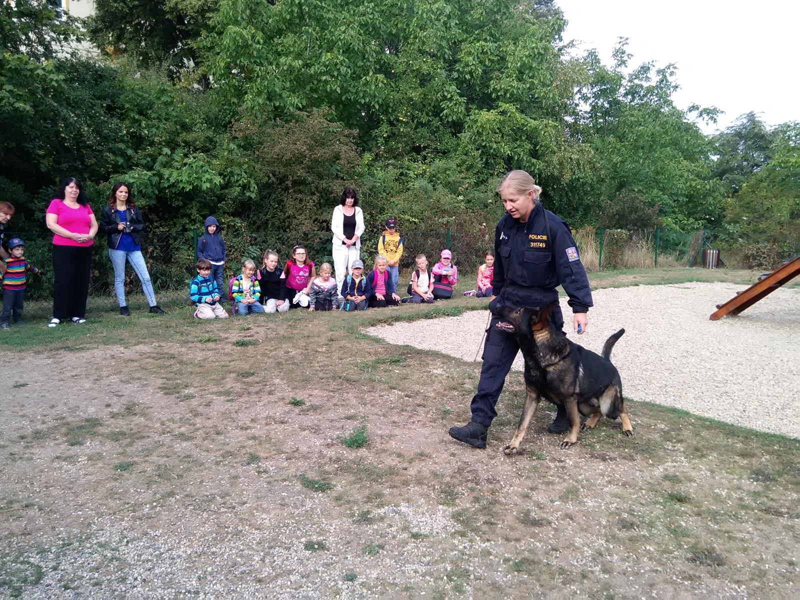 Děti z příměstského tábora na policii