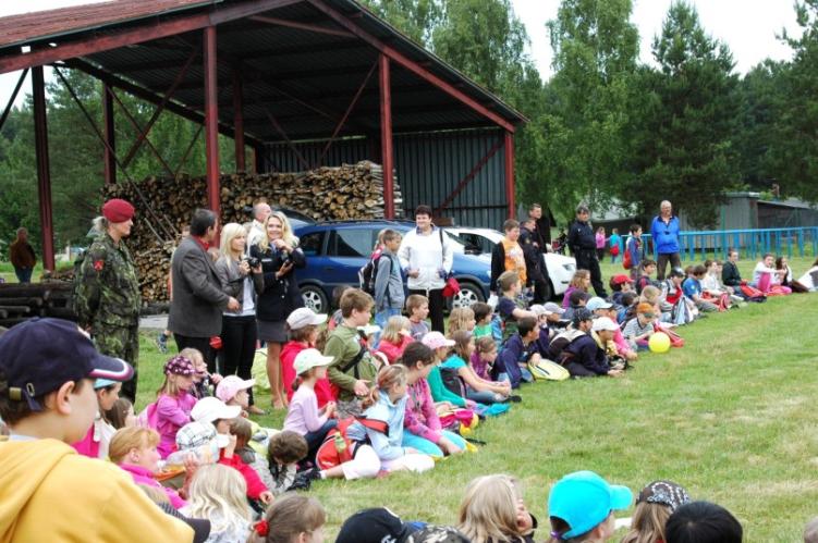 Dětský den  s vojáky a IZS.jpg