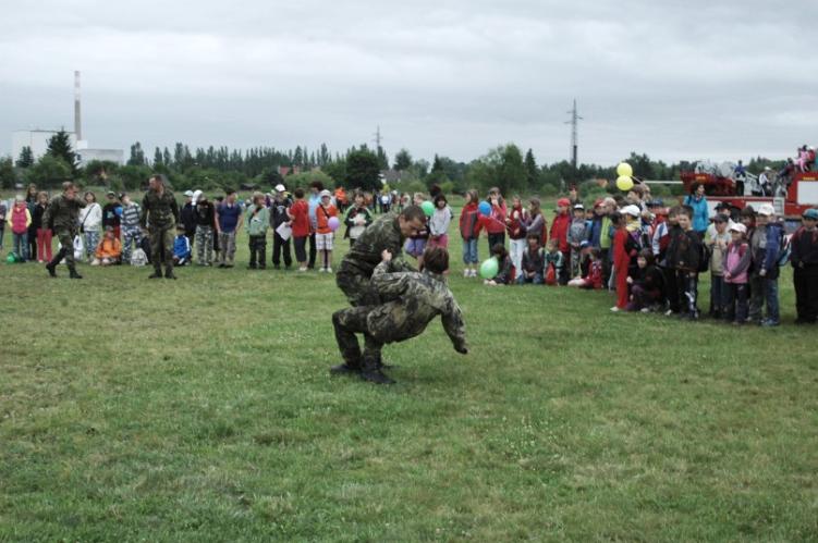Dětský den  s vojáky a IZS.jpg