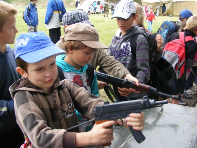 Dětský den  s vojáky a IZS.jpg