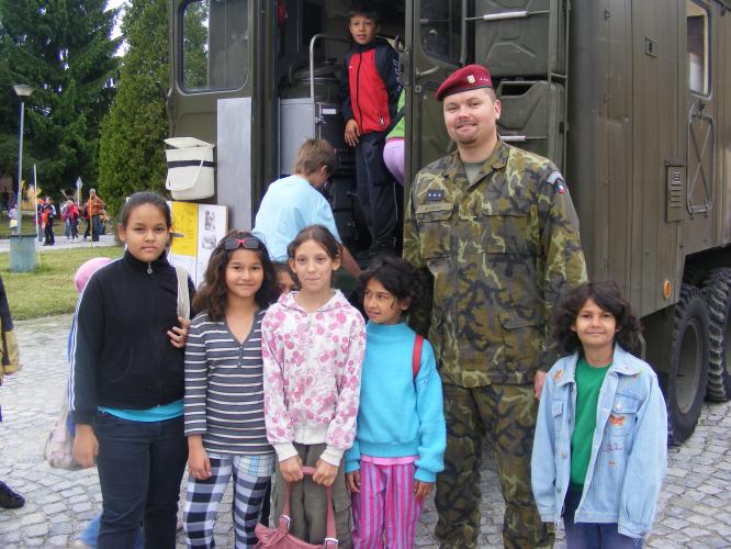 Dětský den  s vojáky a IZS.jpg
