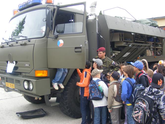 Dětský den  s vojáky a IZS.jpg