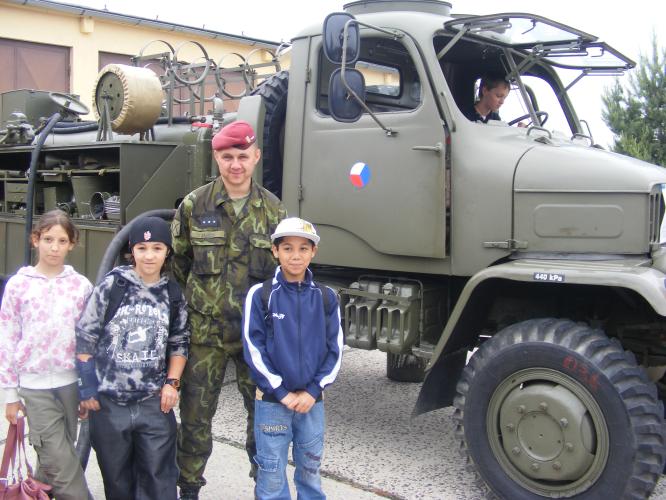 Dětský den  s vojáky a IZS.jpg