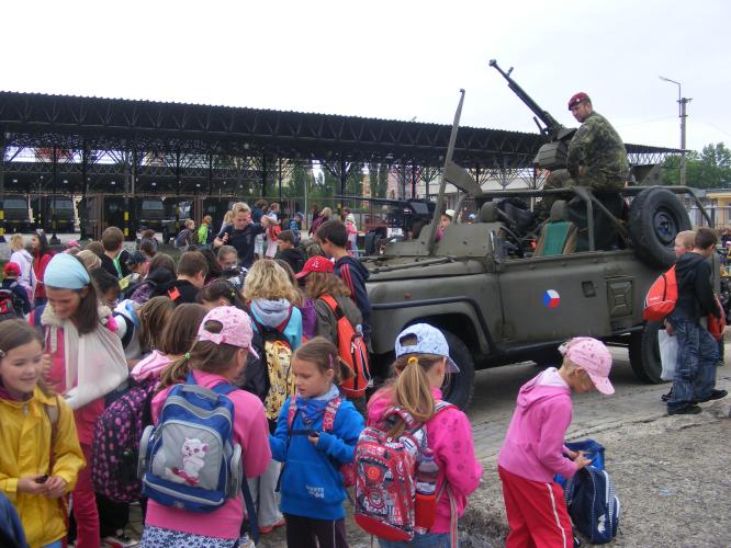 Dětský den  s vojáky a IZS.jpg