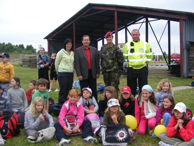 Dětský den  s vojáky a IZS.jpg