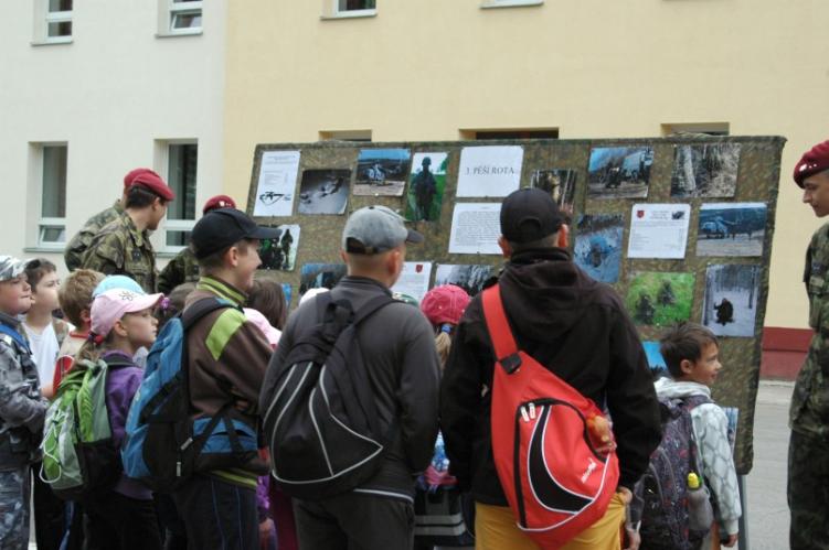 Dětský den  s vojáky a IZS.jpg