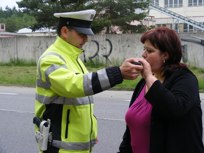 Dopravní policisté a kontrola autolékárniček .JPG