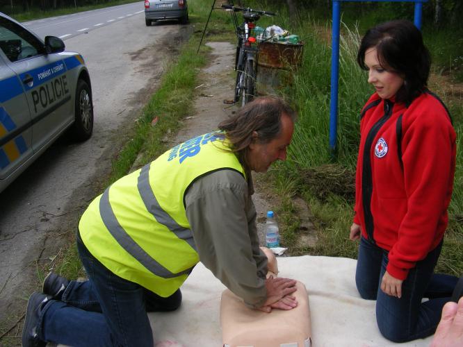 Dopravní policisté a kontrola autolékárniček .JPG